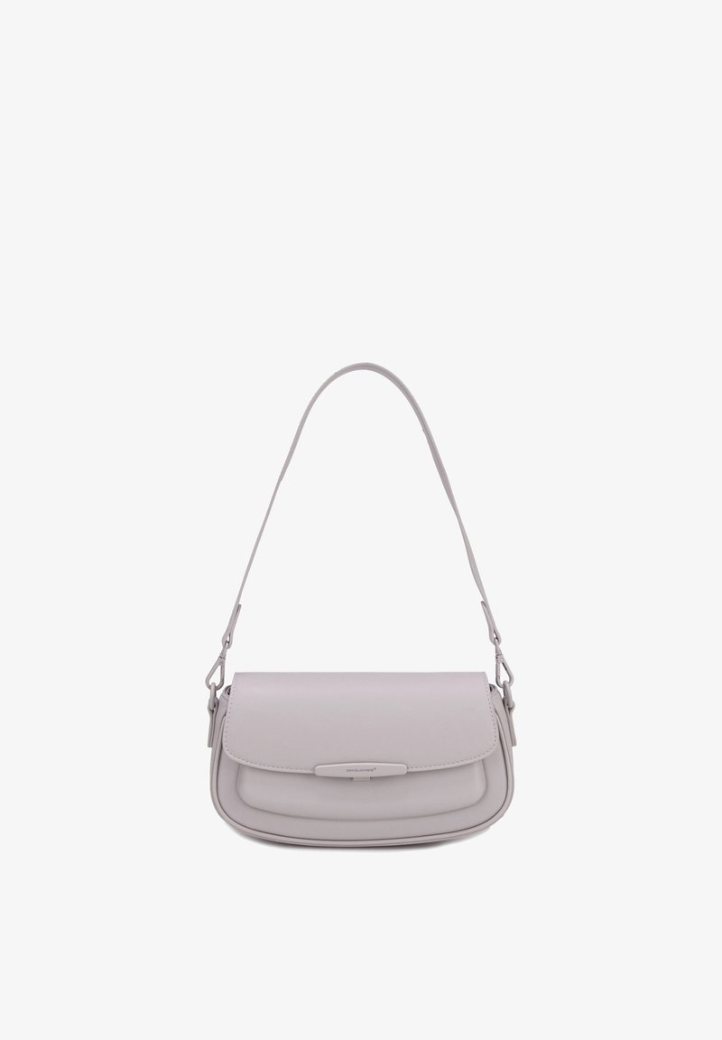 Sac à bandoulière en cuir gris clair avec fermeture à rabat et sangle réglable, avec des coutures discrètes et une petite étiquette frontale.