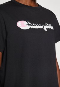 Champion GRAPHIC CREWNECK - Apdrukāts T-krekls - black