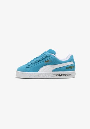 Sneaker blu scamosciato con accenti bianchi, lacci rotondi, suola in gomma testurizzata e dettaglio grafico sul lato. Caratterizzato da logo e branding Puma.