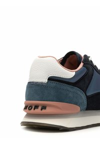 Sneaker blu navy e teal realizzata in materiali scamosciati e in pelle, con tacco bianco, dettagli rosa e suola in gomma testurizzata.