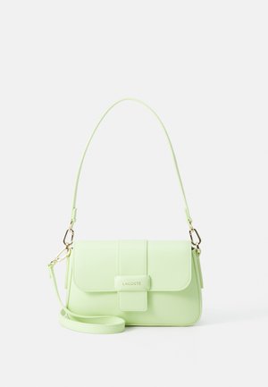 Borsa a tracolla Lacoste in ecopelle verde chiaro, con patta, tracolla con accessori in metallo e un logo prominente sulla parte anteriore.