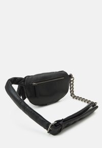 Musta nahkainen olkalaukku pyöreällä muodolla, jossa etutasku vetoketjulla ja ketjulla koristeltu olkahihna. Sileä pinta ja vähäinen brändäys.