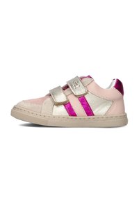 Velcro-Sneaker in Pink und Gold mit metallischen Akzenten, abgerundeter Zehenpartie und einem strukturierten Obermaterial, das pinke und goldene Streifen aufweist.