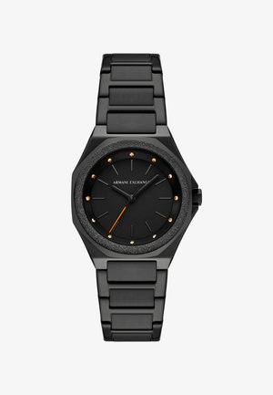 Zwarte metalen wristwatch met een gestructureerde bezel, oranje uurmarkeringen, slanke wijzers en een oranje secondewijzer, Armani Exchange branding op de wijzerplaat.