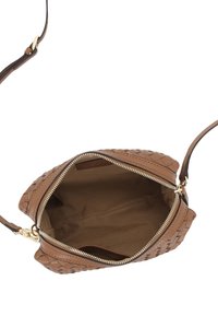 Braune, gewebte Ledertasche mit Schulterriemen, Reißverschluss, Innenfutter und verstellbarem Tragegurt. Sie verfügt über eine strukturierte Außenseite und goldfarbene Beschläge.
