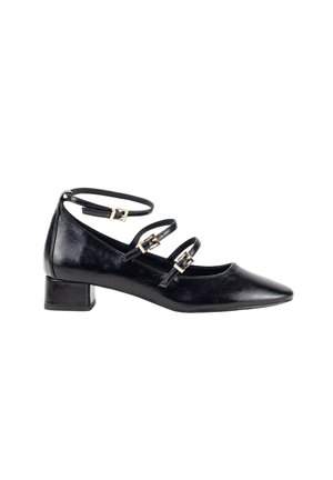 Zapatos de cuero negro de tacón bajo con punta afilada, que cuentan con tres correas en el tobillo y hebillas en tono dorado para cerrar. Textura suave.
