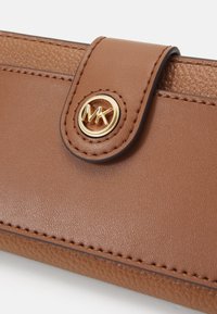MICHAEL Michael Kors CHARM TAB BIFOLD - Rahakott - luggage