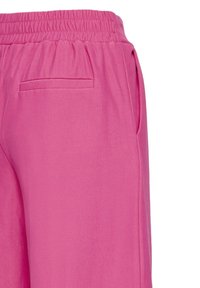 Pantalon rose à taille élastique avec poches passepoilées latérales et arrière, texture de tissu lisse, montré de la taille jusqu'à mi-cuisse sur le côté droit.