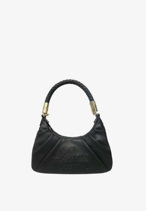 Sort læder Love Moschino håndtaske med præget logo, flettet hank og guldfarvede metaldetaljer på en hvid baggrund.