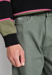 Obey Clothing BIGWIG BAGGY - Vrećaste traperice - laurel wreath
