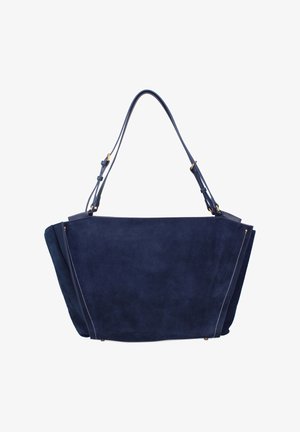 Donkerblauwe suède tote bag met verstelbare schouderriemen en goudkleurige hardware, brede rechthoekige vorm met lichte uitlopende zijkanten.