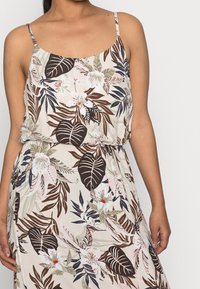 Bezramenné šaty s květinovým potiskem v béžové barvě, se tmavě hnědými listy a světlými růžovými květy, s elastickým pasem a tenkými nastavovacími ramínky.