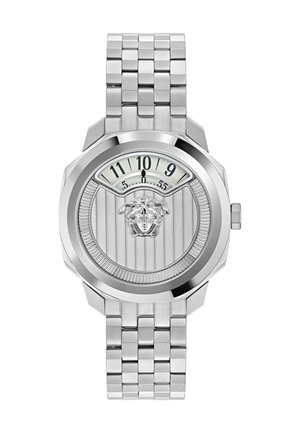 Montre-bracelet en métal argenté avec un bracelet à maillons rectangulaires, un cadran rond affichant les heures dans une fenêtre digitale, et un emblème de tête de Méduse au centre.