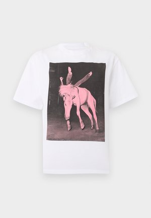 Λευκό μπλουζάκι με γραφικό που απεικονίζει ένα άτομο ανάποδα πάνω σε ένα άλογο, και τα δύο με ροζ απόχρωση σε σκούρο φόντο.