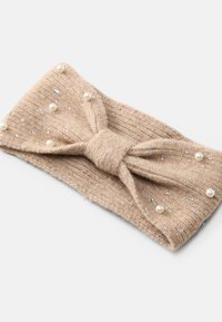 Kremveida adīta galvas lente ar loku, rotāta ar pērļu un rhinestone uzlīmi. Mīksta tekstūra un ribota rakstu piešķir dizainam detaļas.