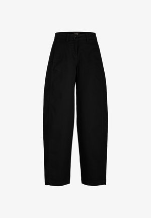 Zwarte, hoge taille, wijde broek met riemlussen, knoop aan de voorkant en ritssluiting, getoond op een witte achtergrond.