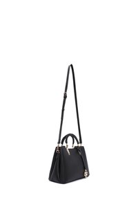 Bolso de piel negra con un diseño estructurado, correa larga ajustable y asas trenzadas en la parte superior. Los acentos incluyen herrajes dorados y un charm.