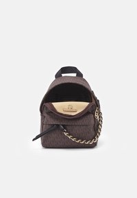 Zaino di tessuto marrone con accentuazione in catena dorata, dotato di un compartimento con zip, motivo con le iniziali M e fodera interna beige.