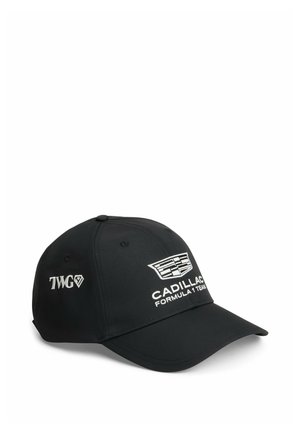 Casquette de baseball noire avec le logo blanc de l'équipe Cadillac Formula 1 sur le devant et le logo TWG sur le côté, inclinée vers la droite sur fond blanc.