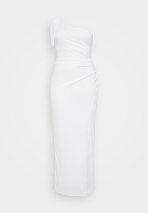 Robe blanche à une épaule avec une silhouette ajustée, des détails drapés et une fente sur le côté, fabriquée en tissu extensible pour le confort.