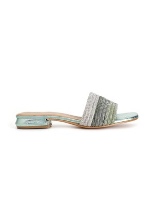Slidesandalen met een reflecterende mintgroene basis, voorzien van een metallic geplooide band in een verloop van zilver- en groentinten, met een lage hexagonale hak.