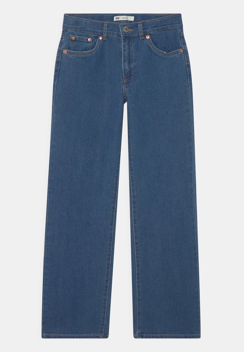 Jeans de ganga azul com um design de perna reta, cinco bolsos, rebites de cobre e uma textura ligeiramente desbotada.