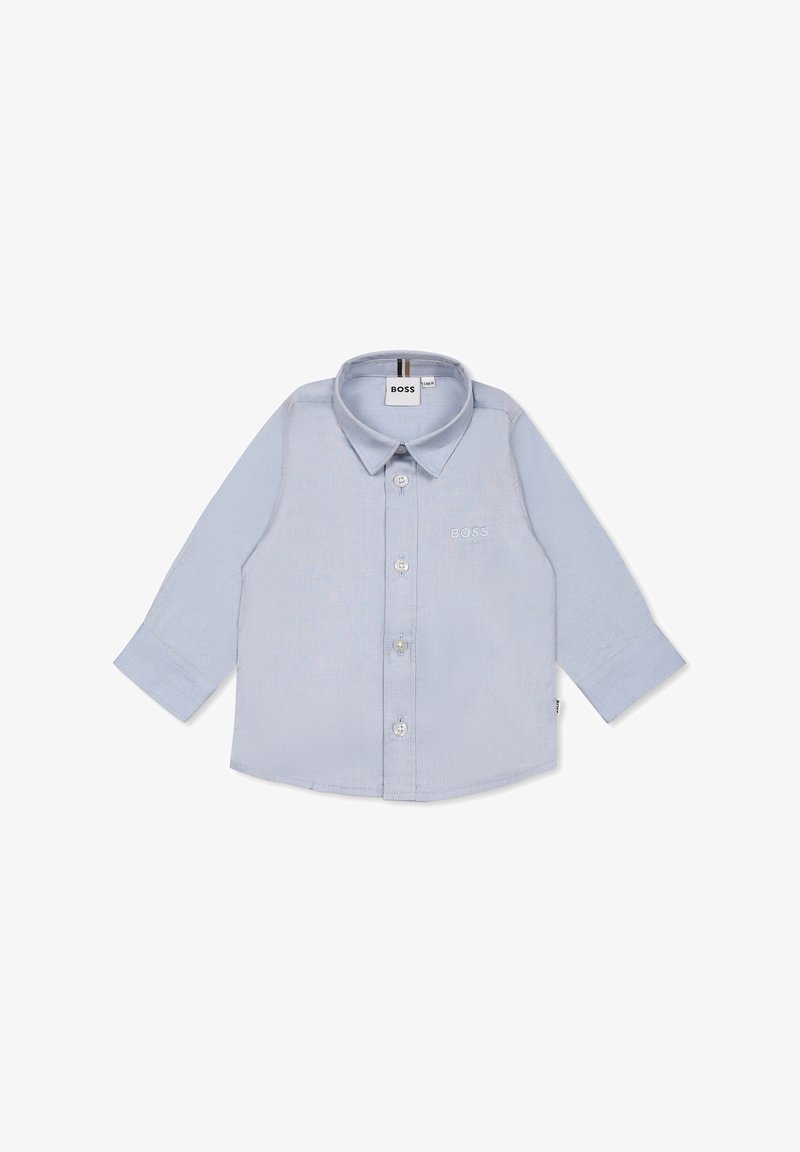 Chemise à manches longues bleu clair en coton avec un devant à boutons, un col, un logo brodé et des poignets boutonnés. Texture simple et lisse.