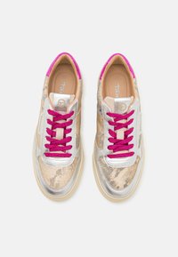Sneakers metallici oro e argento con lacci rosa, finitura testurizzata e design ergonomico. Presentano una linguetta imbottita e un soletta imbottita.