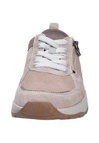 Beige sneaker met een mix van suède en mesh materialen, voorzien van witte veters, een zijrits en een rubberen buitenzool met een gestructureerd patroon.