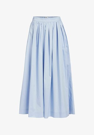 Svetlo modra, dolga krilo A-oblike iz gladke tkanine z gubami in pasom, z urejenim robom brez vidnih vzorcev ali poudarkov.