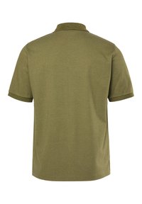 Olivegrön polo-shirt med mjuk textur, korta ärmar och klassisk krage. Enkelt design utan synliga mönster eller detaljer.