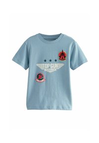 Lyseblå bomulds T-shirt med rund hals, korte ærmer og trykte lapper med stjerner samt "Top Gun Maverick" logoen.