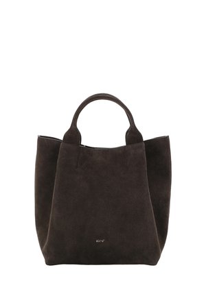 Borsa tote in camoscio marrone scuro con due manici arrotondati e una marcatura discreta vicino al centro in basso, su uno sfondo bianco semplice.