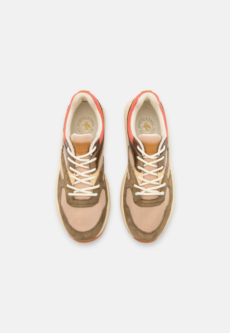 Beige en bruine sportive sneakers met een bovenwerk van mesh en suede, oranje accenten en witte veters. Rondneus en gevoerde zool.