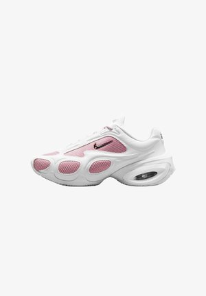 Baskets Nike blanches et roses avec panneaux en mesh, semelle à coussin d’air et logo swoosh caractéristique sur le côté, vues de profil.