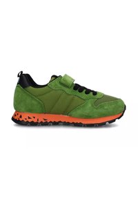 Scarpa sportiva verde in suede e tessuto con accenti neri, lacci neri, strap in velcro, intersuola arancione e suola in gomma nera testurizzata.