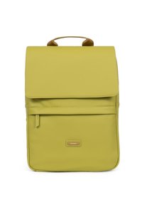 Geel-groene rugzak met een klepsluiting, voorzien van een voorkantvak en een handvat aan de bovenkant. Gemaakt van glad, mat materiaal met minimale accenten.