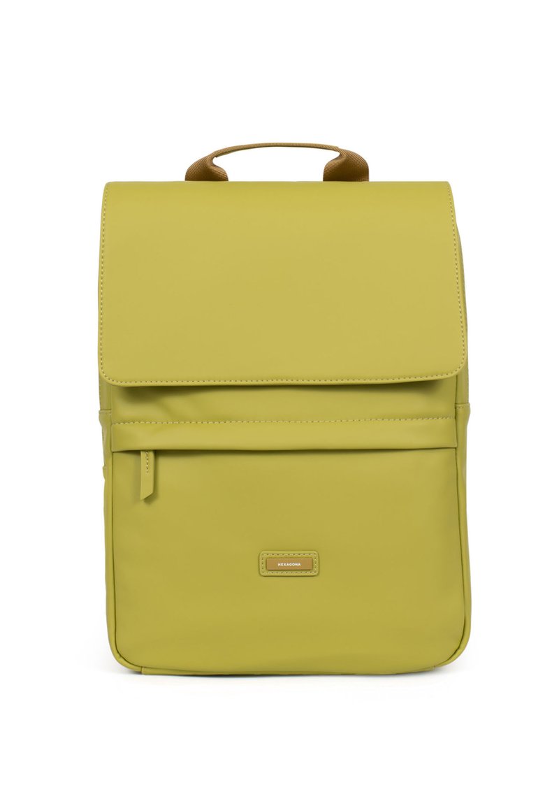 Geel-groene rugzak met een klepsluiting, voorzien van een voorkantvak en een handvat aan de bovenkant. Gemaakt van glad, mat materiaal met minimale accenten.