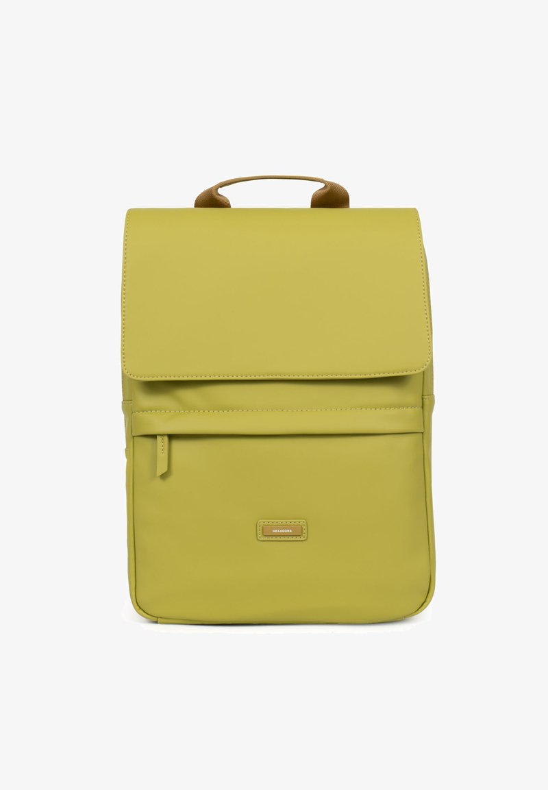 Sac à dos jaune-vert avec une fermeture à rabat, comportant une poche avant et une poignée supérieure. Fabriqué en matériau lisse et mat avec des accents minimalistes.
