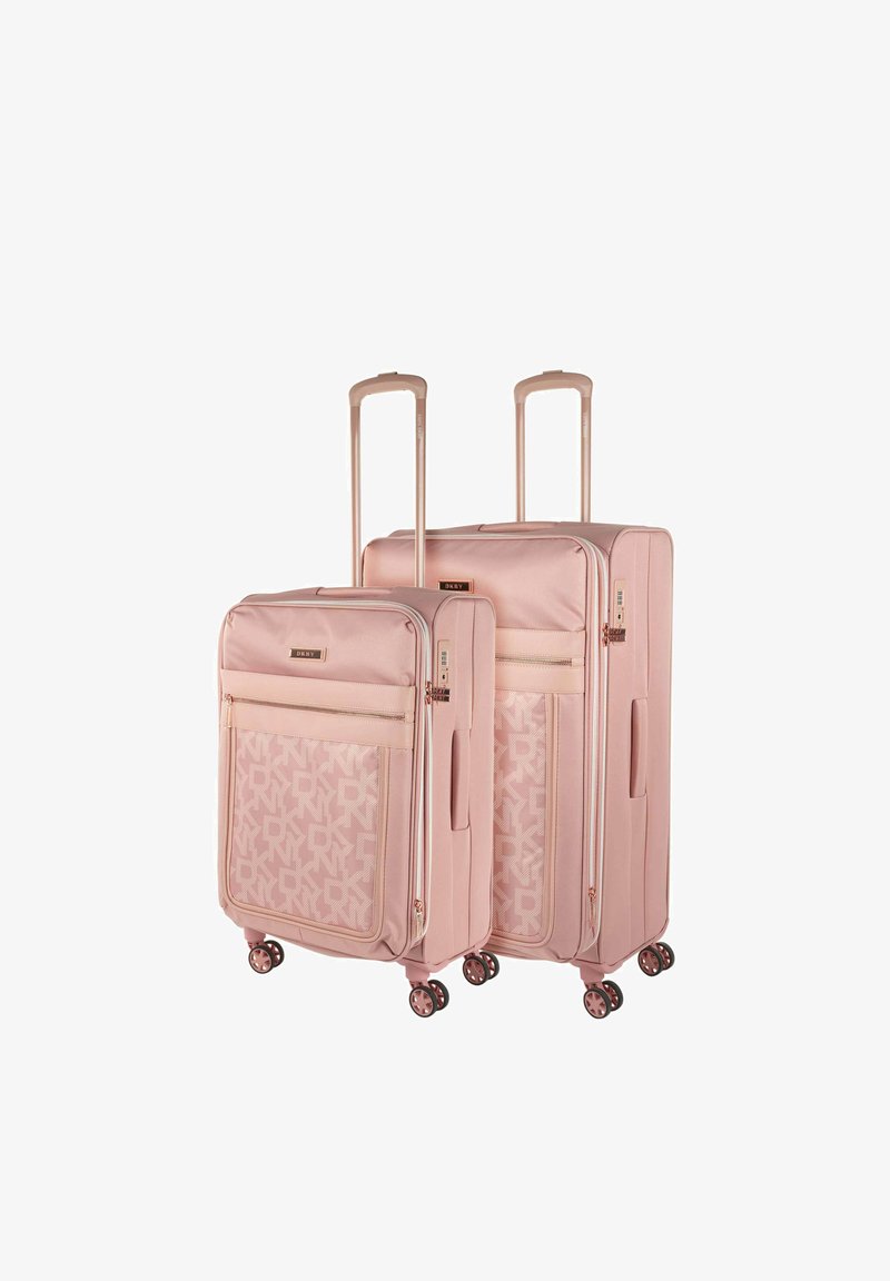 Dos maletas rosas de tela, con un gran bolsillo frontal con un patrón geométrico, cremalleras lisas y cuatro ruedas para facilitar su movilidad.