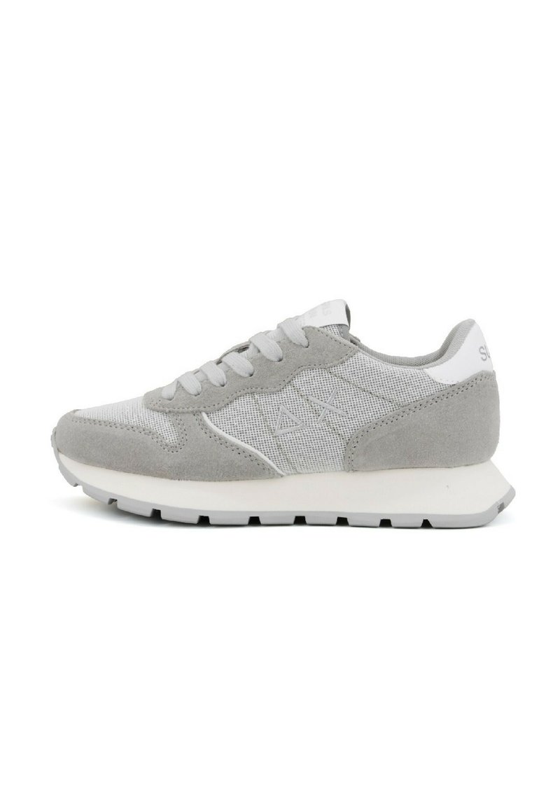 Sneaker grigia con un mix di materiali in suede e mesh, design con lacci, suola strutturata e un logo discreto sul tallone.