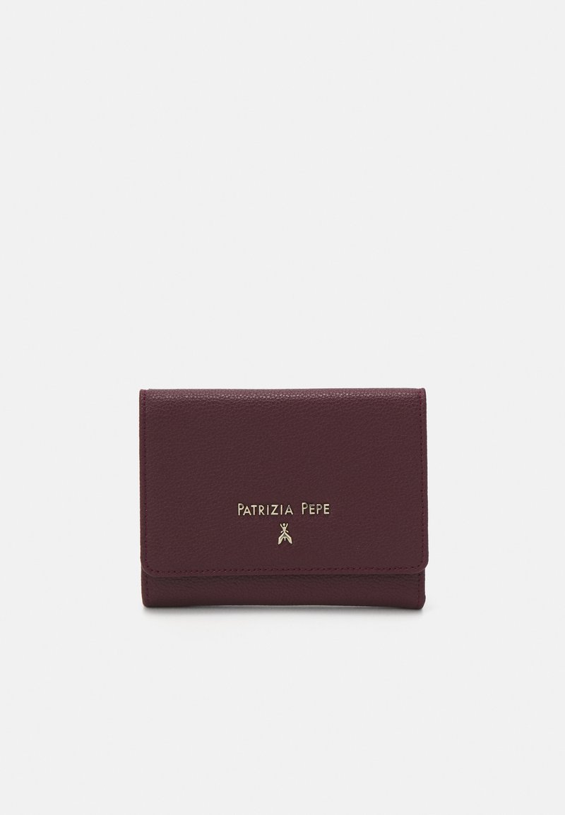 Portefeuille en cuir bordeaux avec une finition texturée. Il présente une fermeture à rabat et un logo embossé en or, offrant une forme rectangulaire compacte.