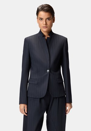 Blazer a righe sottili navy con colletto alto, chiusura con un solo bottone e tasche con pattina, realizzato in un tessuto liscio e leggero.