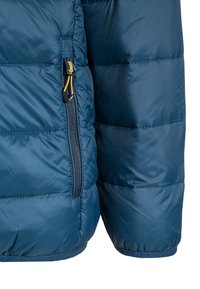 Section d'une doudoune bleue avec un motif de quilting vertical, dotée d'une fermeture éclair avec une tirette jaune et des poignets élastiqués. Texture lisse et brillante.