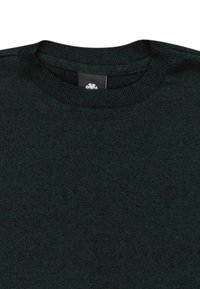 Dunkelgrüner Strickpullover mit Rundhalsausschnitt, gerippten Bündchen und einem dezenten gestickten Logo auf der Brust. Weiche Textur durchgängig.