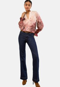 Nevybráno, pink scenic print