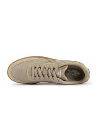 Zapatilla de lona beige con puntera redonda, diseño texturizado de cordones, suela de goma de color contraste y costuras tonales sutiles.