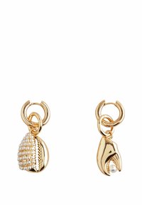 Zlato obarvani uhani z dvema obeski: teksturirana lupina z umetnimi biseri in obliko kremplja z majhnim bisernim poudarkom.