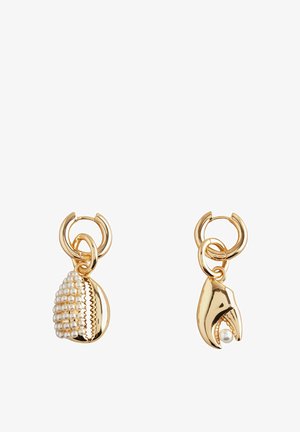 Øreringe i guldton med et design af en muslingeskal med perledetaljer og en kloform med en mindre perle, forbundet med rund, tekstureret hardware.