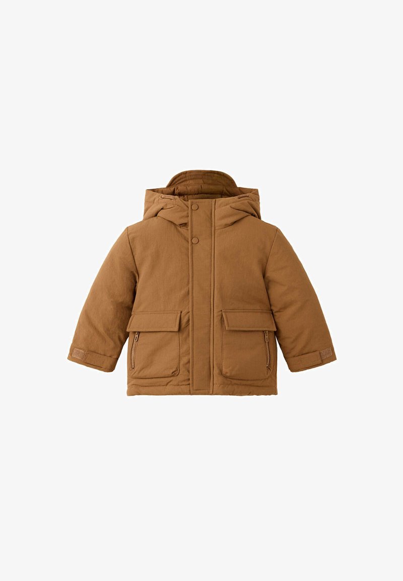 Manteau d'hiver matelassé marron avec capuche, boutons pression à l'avant, poches zippées et poches à rabat des deux côtés.